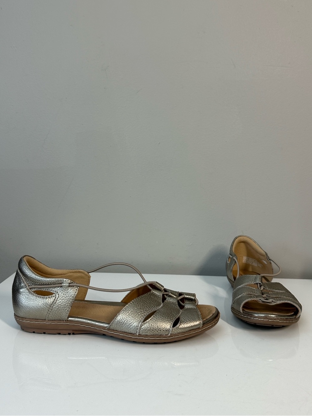 Earth Aloha Leather Sandals Washed Gold Size 7.5D Wide Metallic